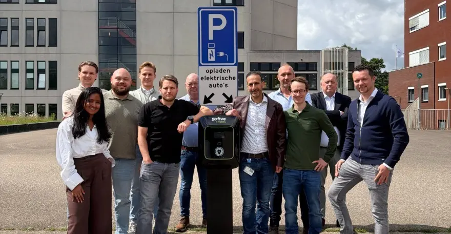 NS en 50five versterken laadinfrastructuur rond stations